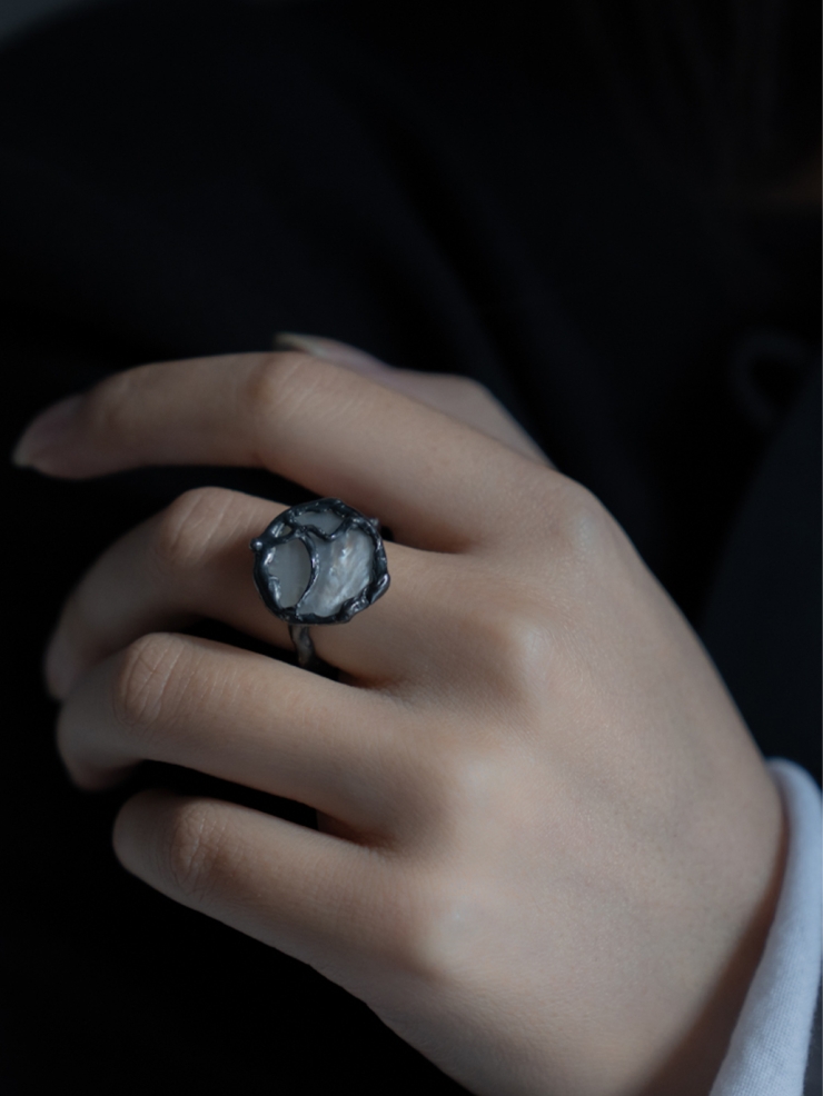 Black vine ring