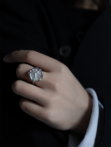 White vine ring