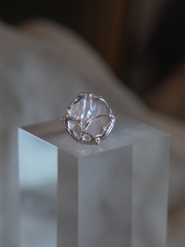 White vine ring