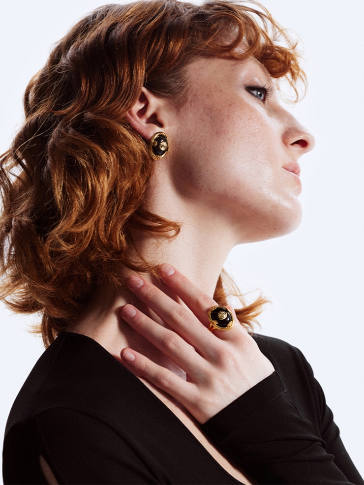 Gold shell agate ring