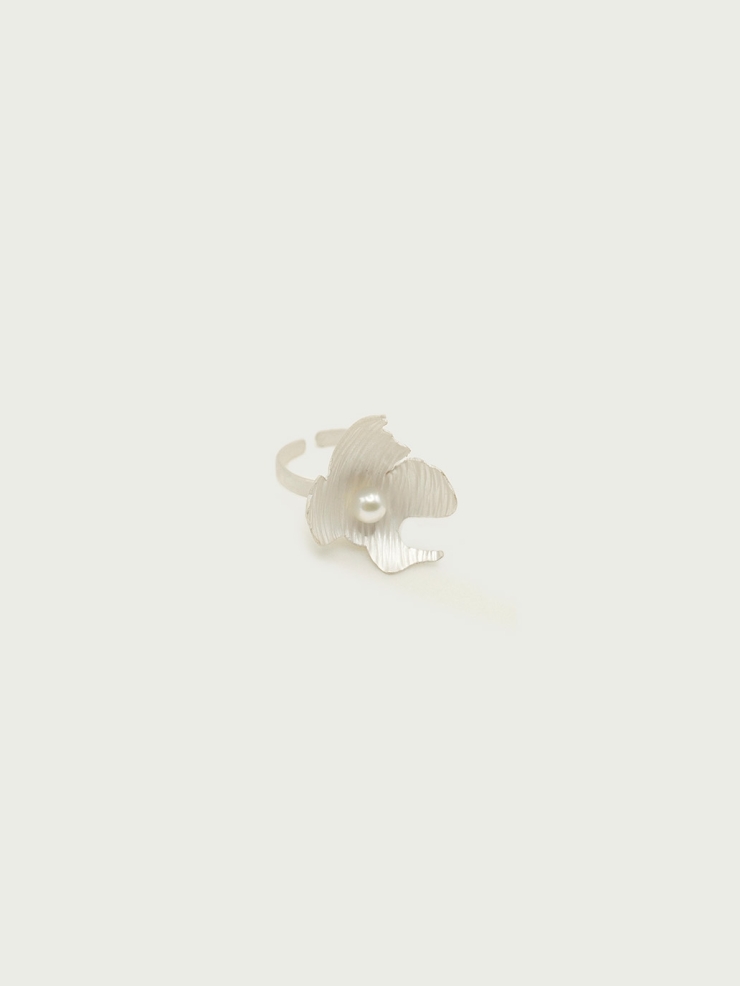 Flame ring with fresh water pearl
