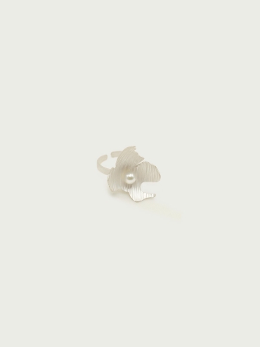 Flame ring with fresh water pearl
