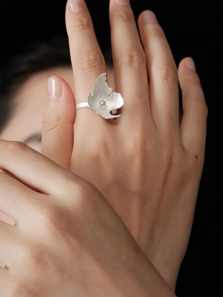 Flame ring with fresh water pearl