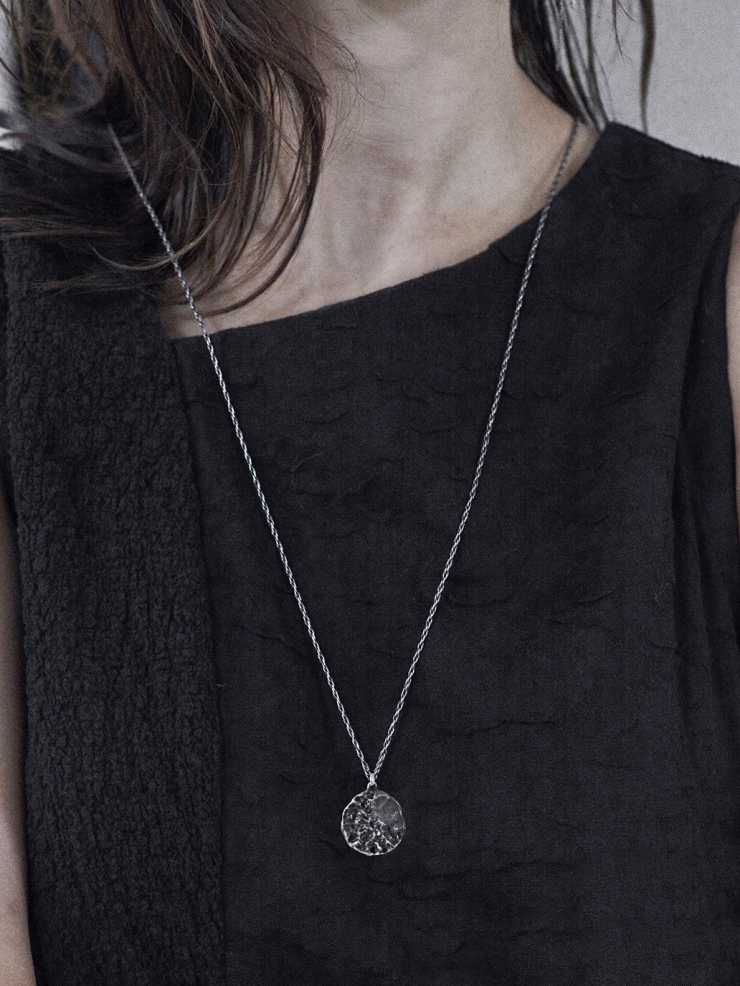 Black merge necklace