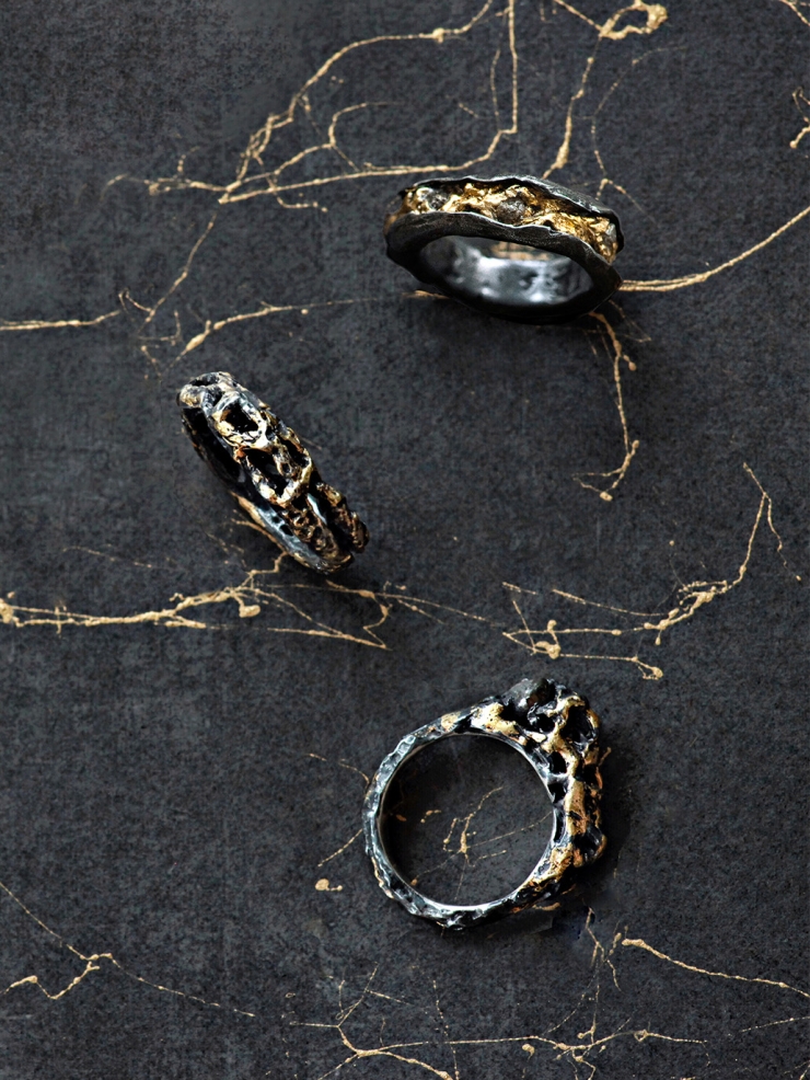 Black and gold riddle ring