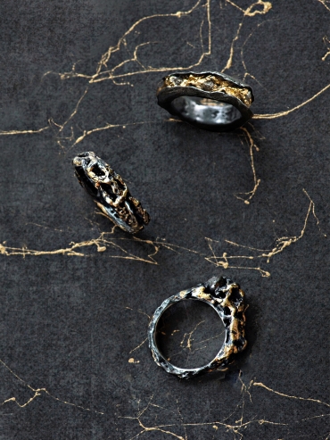 Black and gold riddle ring