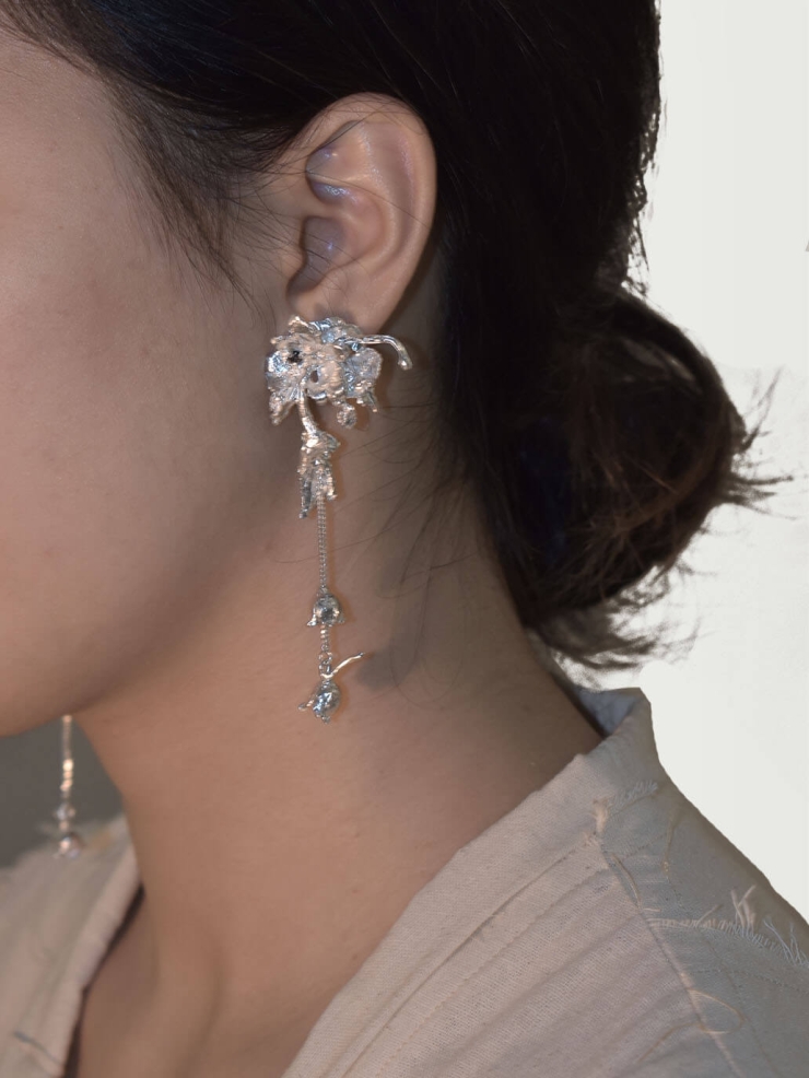 Silver Putuoluo short flower chain earring - single