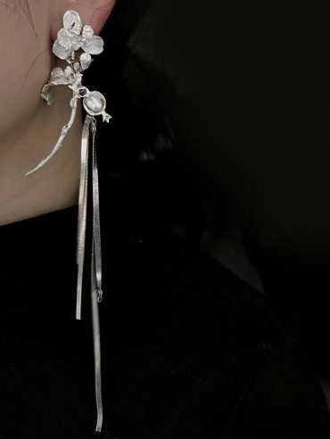 Silver bouquet ear clip - single