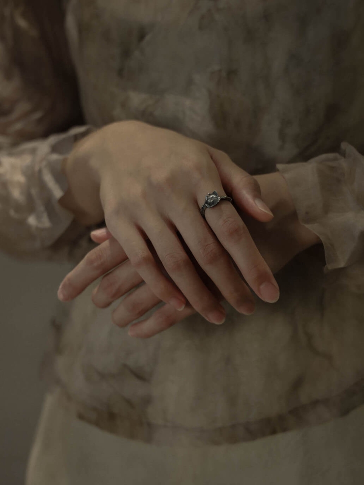 Black carved round ring