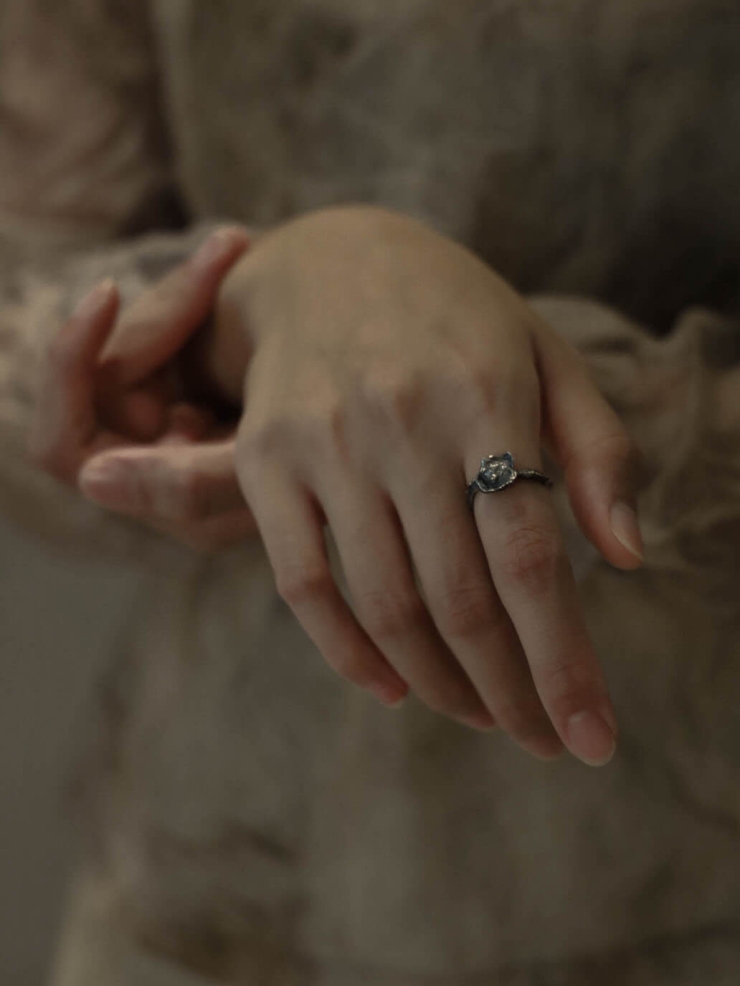 Black carved round ring